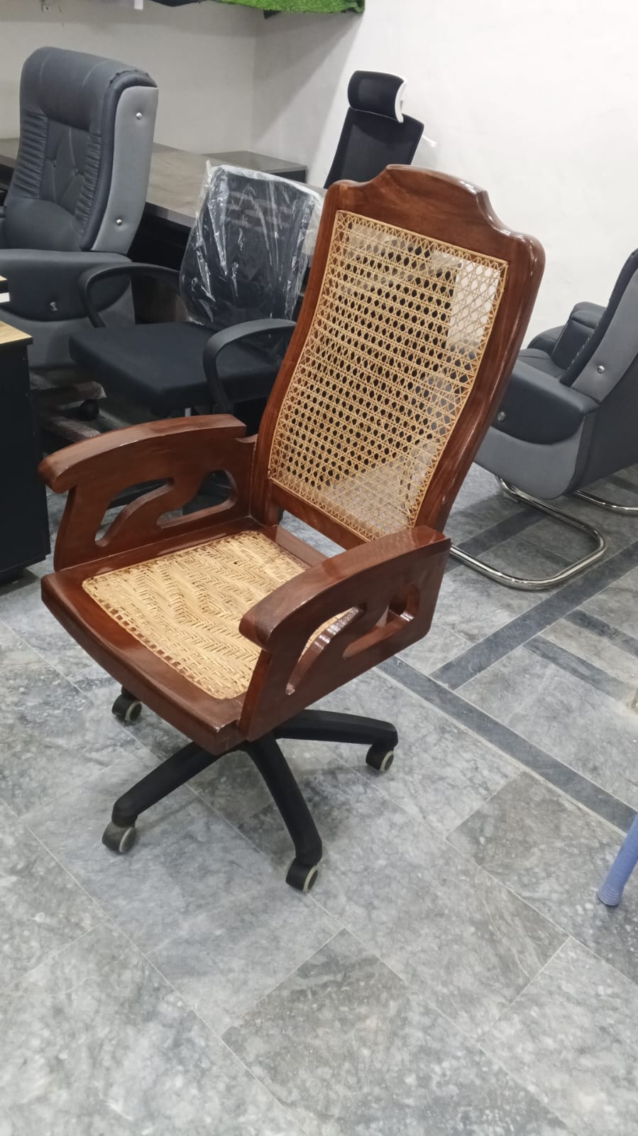 132 Office Revolving Chair (27000) 132 Office Revolving Chair